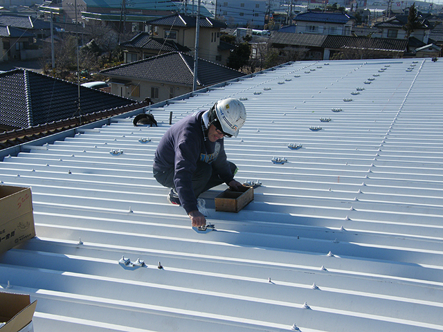 工場の屋根に架台を取り付け