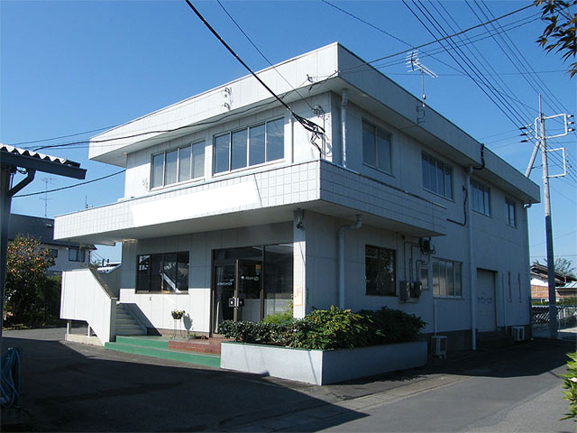 群馬県邑楽郡千代田町 企業様の事務所と駐車場屋根に野立ての太陽光発電を設置