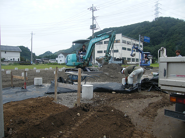 防草シート張りと盛土