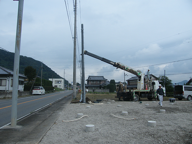 電柱を建てる